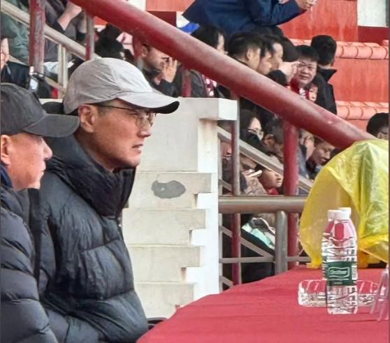 企鹅体育-大河报：国足主帅邵佳一现场观战河南vs云南，考察球员表现